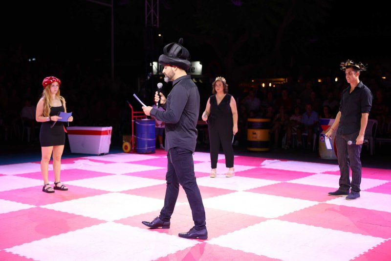 Y los mares sucumben ante la acción depredadora y el egoísmo de la humanidad en los Escacs Vivents de Xàbia  Y los mares sucumben ante la acción depredadora y el egoísmo de la humanidad en los Escacs Vivents de Xàbia